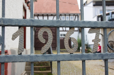 Der Hof hinter dem schmiedeeisernen Tor